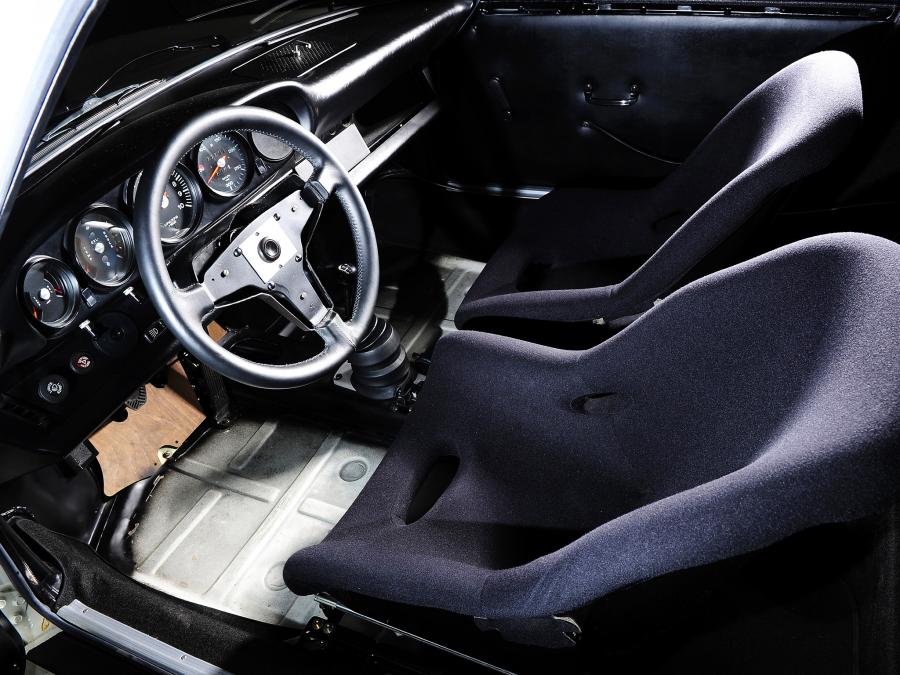 Интерьер Porsche 911 Carrera RSR 3.0 Coupe 1974 года  (фото 27 из 40)